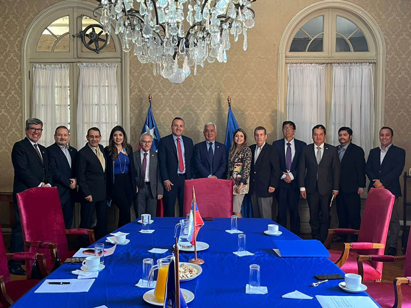 Colegio de Contadores de Chile recibe visita de vicedirector de la Federación Internacional de Contadores